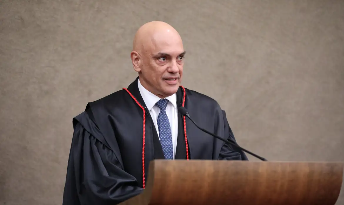 Alexandre de Moraes nega isenção de X no Brasil de ordens judiciais