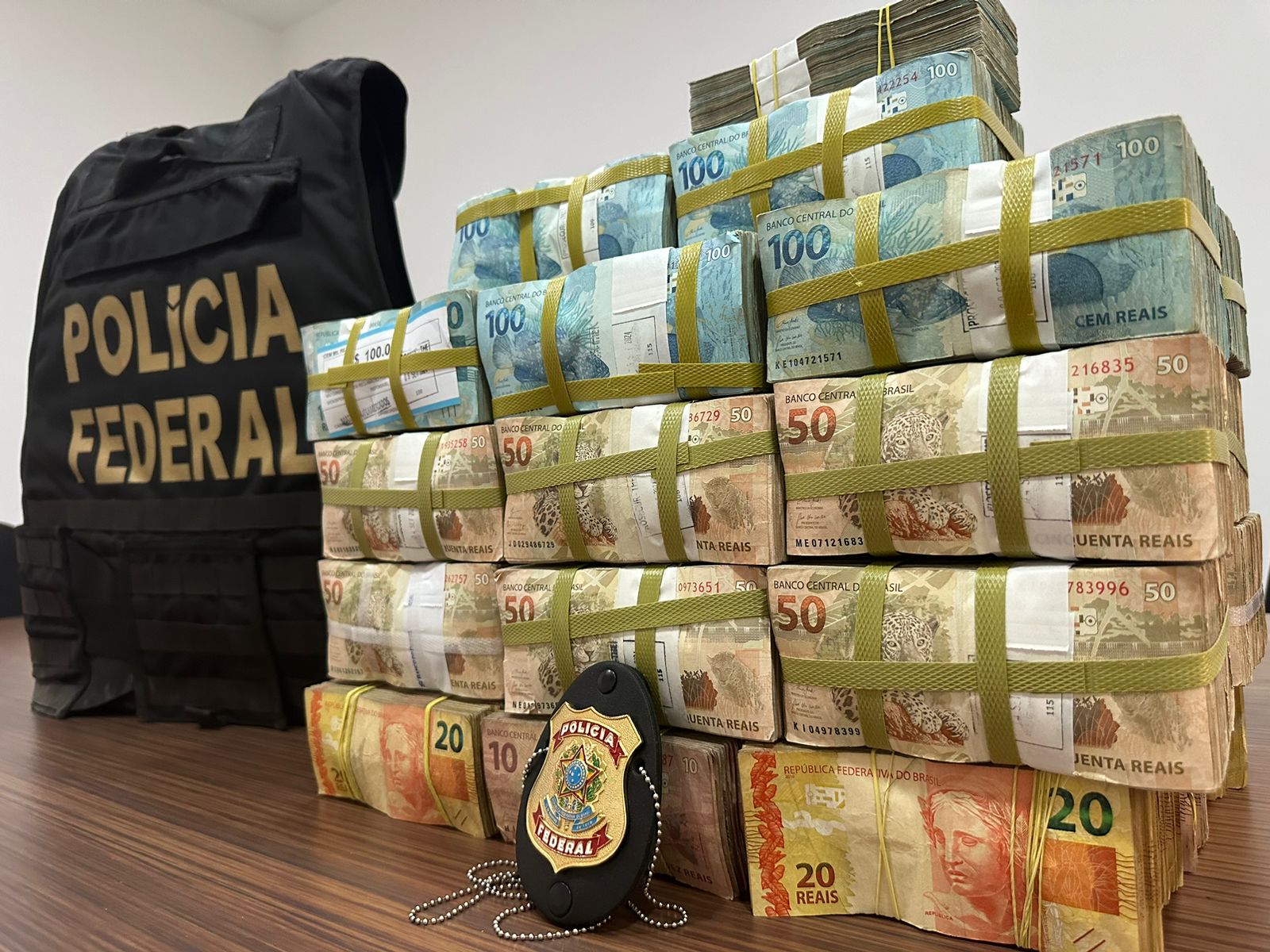 Homem é preso com R$ 1,5 milhão e material de campanha eleitoral em estacionamento de shopping