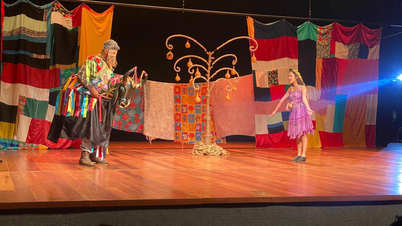 2º dia da FELIPI é marcado com peça infantil, mesa-redonda e show